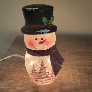 ADORABLE CHRISTMAS LIGHTED SNOWMAN WITH WINTER SCENE 7" HIGH